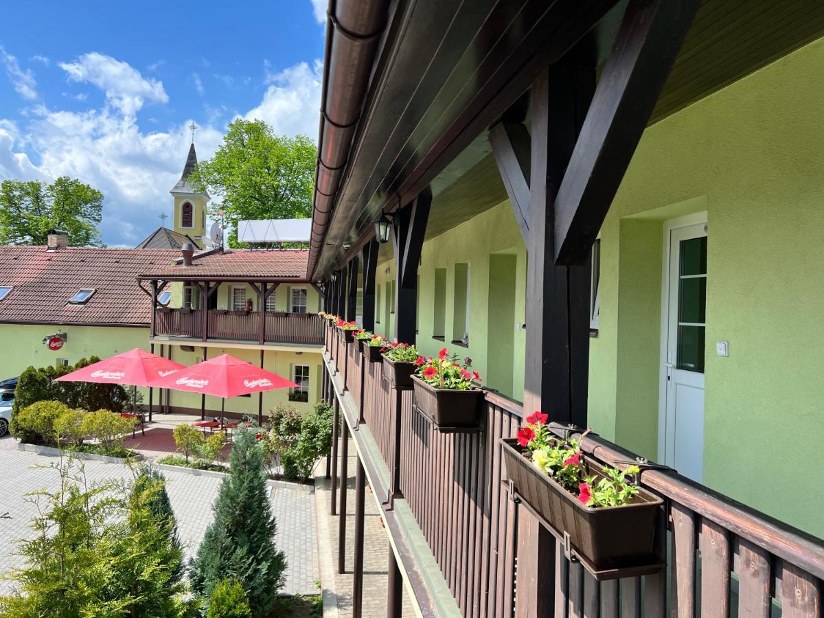 Hotel Marislav Cesnovice Eksteriør billede