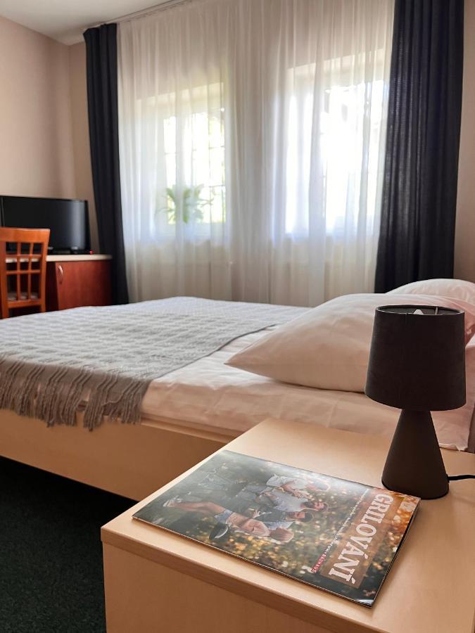 Hotel Marislav Cesnovice Eksteriør billede